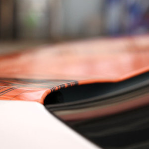 Прилепване на фолио 3M IJ180mC по краищата на преден капак Прилепване на фолио 3M IJ180mC по краищата на преден капак