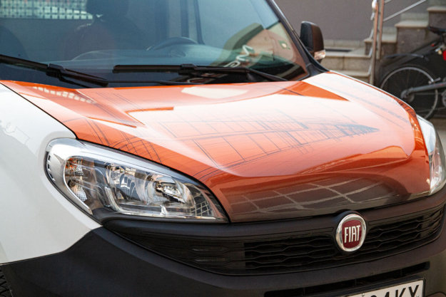 Рекламна графика на преден капак на Фиат Добло