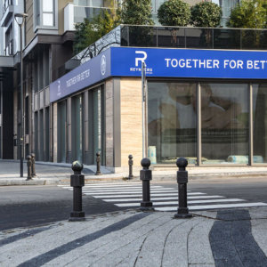 Голяма ъглова табела с винил за офис на Reynaers в Пловдив Голяма ъглова табела с винил за офис на Reynaers в Пловдив