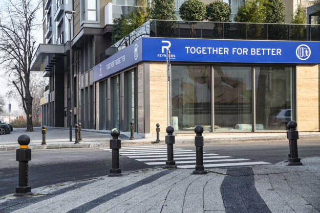Large corner sign with vinyl for Reynaers office in Plovdiv