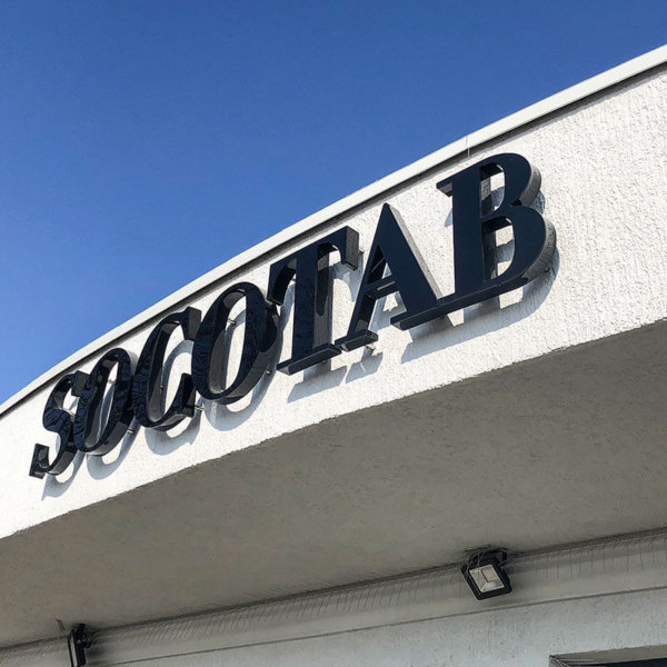 Обемни букви от черен плексиглас Socotab