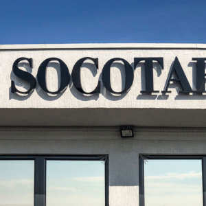 Контражурно светещи букви на дистанционери