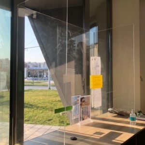 Предпазен параван от плексиглас за офис