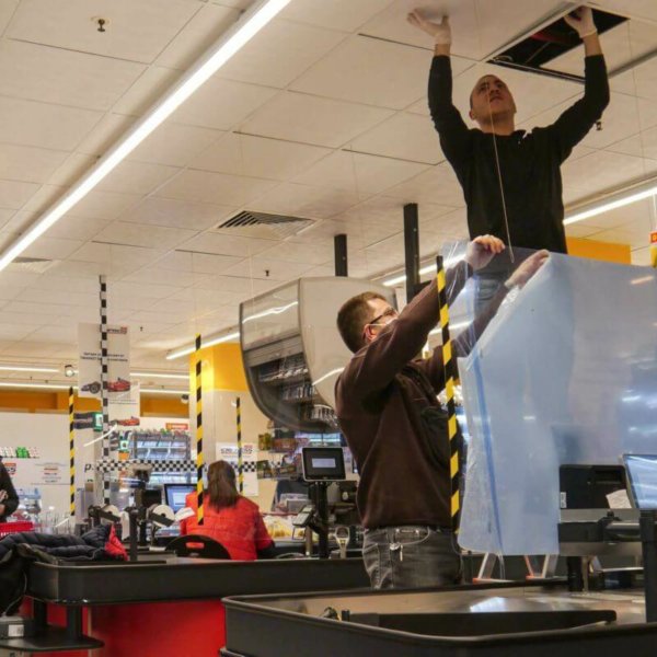 Поставяне на предпазен параван в магазин