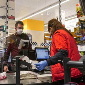 Предпазен екран в хранителен магазин