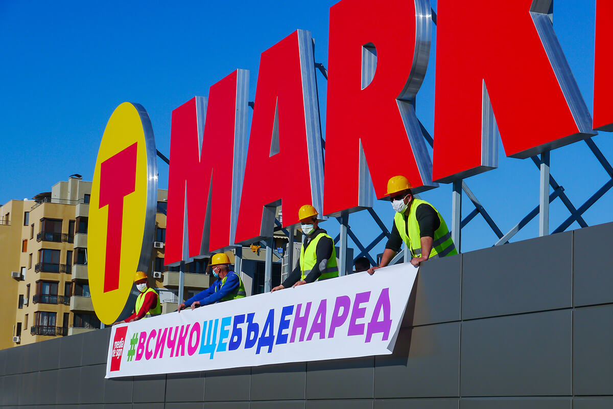 Installing giant letters