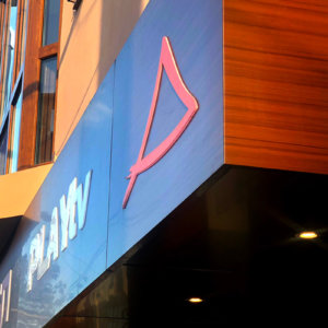 Облицовка с бонд с вградени букви Облицовка с бонд с вградени букви