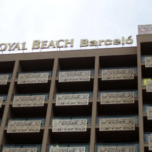 Gold channel letters covered with acrylic and aluminum Alurapid Gold-covered letters covered with acrylic and facade with aluminum