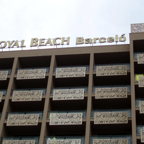 Gold channel letters covered with acrylic and aluminum Alurapid Gold-covered letters covered with acrylic and facade with aluminum