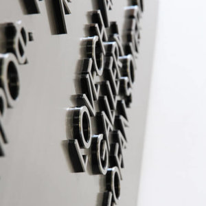 Табела от инокс и букви покрити с плексиглас Табела от инокс и букви покрити с плексиглас