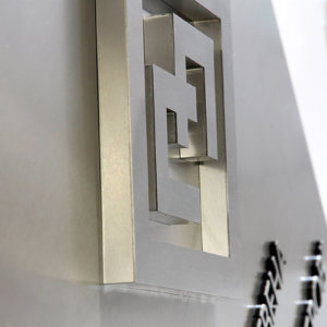 Лого от дран инокс за галерия в Ловеч Лого от драна неръждавейка на табела за галерия в Ловеч | Медия Дизайн