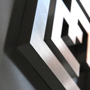 Табела от инокс за художествена галерия Теофан Сокеров в Ловеч Табела от инокс за галерия в Ловеч.