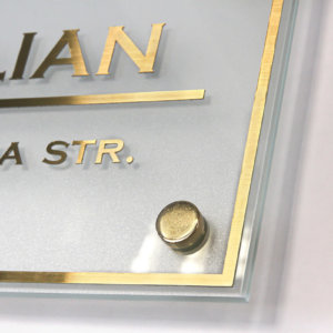 Златен кант и холдери за повече устойчивост Табела от стъкло