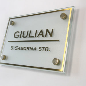 Информационна табела Giulian със златни букви Информационна табела Giulian със златни букви