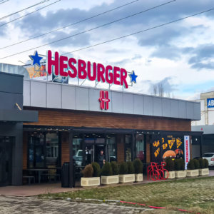 Illuminated channel letters made of plexiglass and aluminium - HESBURGER - day