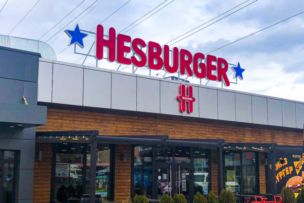 Illuminated channel letters Hesburger, made of plexiglass and aluminium