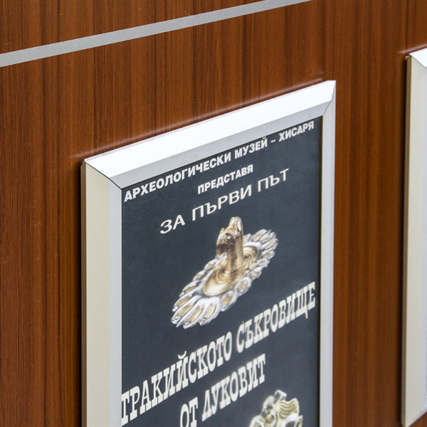 Вертикална светеща табела Вертикална светеща табела