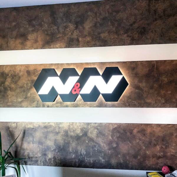 Светещо обемно лого N&NTRANS Светещо обемно лого N&NTRANS