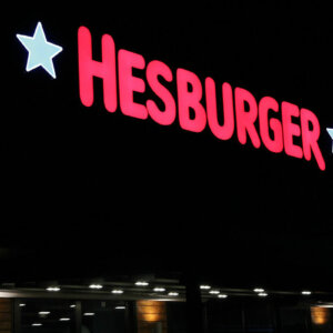 НощенAcrylic channel letters, Hesburger Sofiaизглед на букви от плексиглас и страници от алуминий за HESBURGER, София