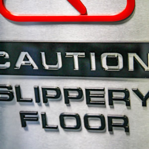 Предупредителна табела – Аква Спа хотел Златоград Предупредителна табела - Хлъзгав под за Аква Спа хотел Златоград