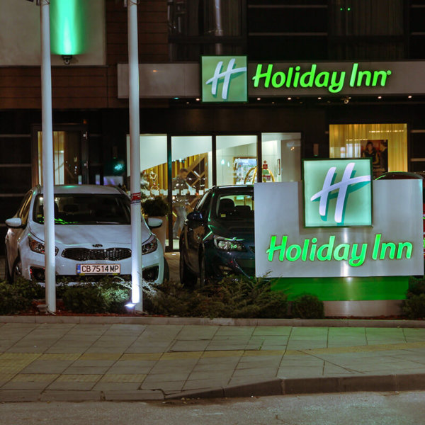 Изящен светещ тотем – Holiday Inn Изящен светещ тотем за обекта в Пловдив на международната верига Holiday Inn.