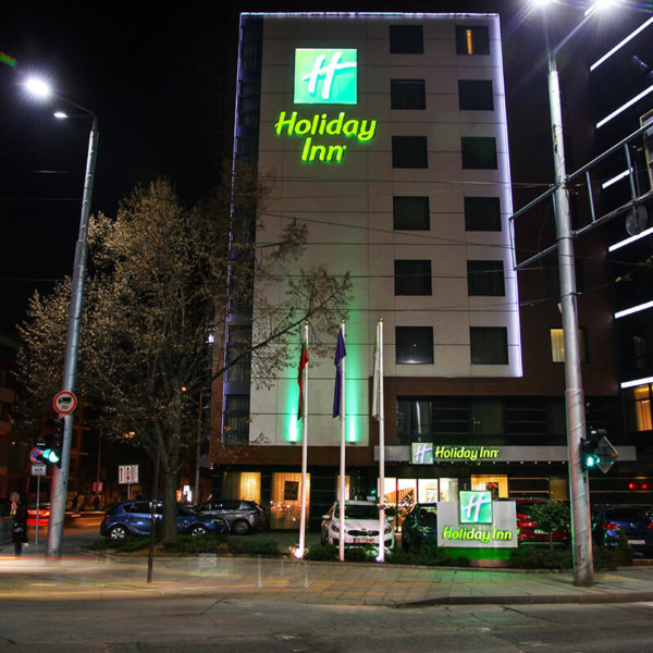 Изящен светещ тотем – Holiday Inn Изящен светещ тотем - Holiday Inn, Пловдив