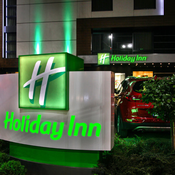 Изящен светещ тотем за Holiday Inn в град Пловдив
