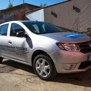 Брандиране на служебен автомобил с рекламни графики за Изофлор