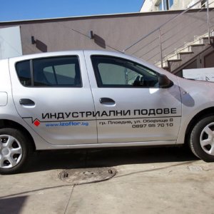 Брандиране на служебен автомобил с рекламни графики за Изофлор