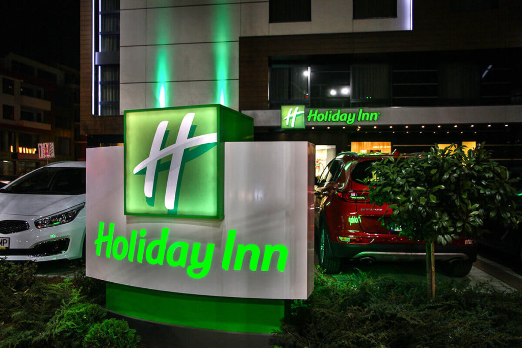 Изящен светещ тотем за Holiday Inn