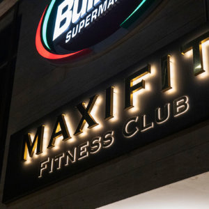Контражурно осветени букви от неръждаема ламарина - MAXIFIT Fitness club