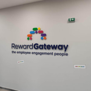 Релефни букви тип сандвич - Reward Gateway