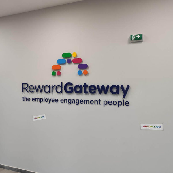 Релефни букви тип сандвич – Reward Gateway Релефни букви тип сандвич - Reward Gateway