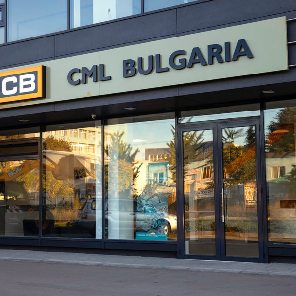 Светеща табела и букви от инокс за JCB във град Варна Светещи табели, Варна - JCB