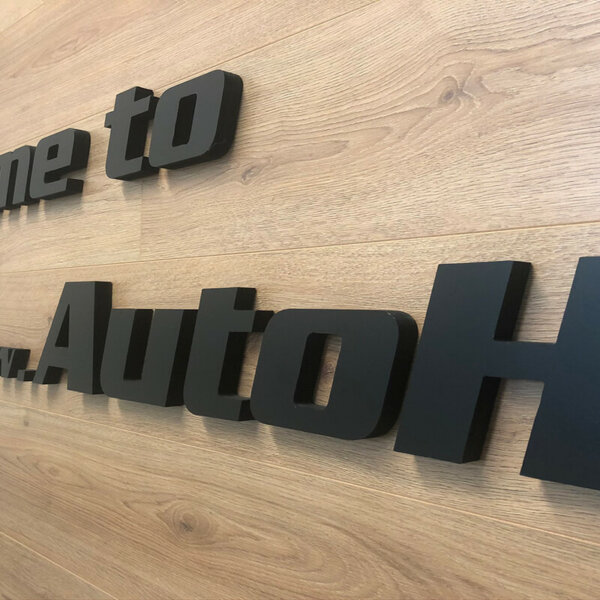 Брандиране на шоурум - Autohaus.bg, отблизо