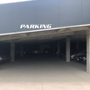 Брандиране на шоурум - Autohaus.bg, паркинг