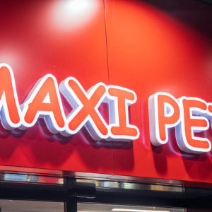 Acrylic channel letters - MaxiPet