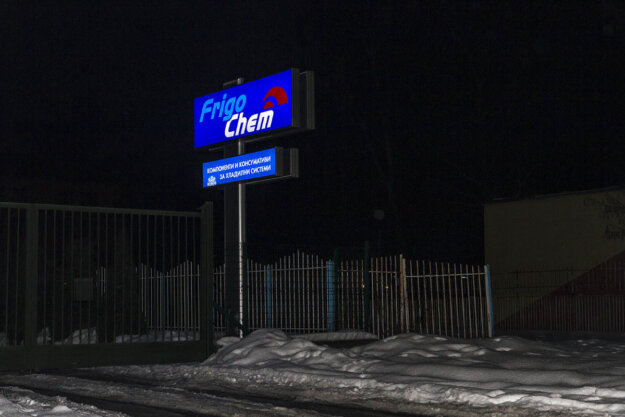 Double-sided illuminated totem for Frigo Chem