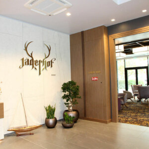 Изящни релефни букви от златна неръждавейка - Хотел Jagerhof