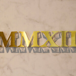 Изящни релефни букви от златна неръждавейка - Хотел Jagerhof - Медия Дизайн