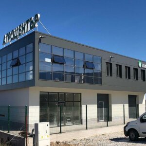 Обемни букви от плексиглас и страници от алуминий