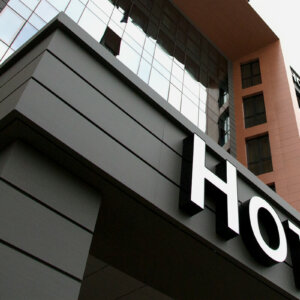 Illuminated channel letters with Plexiglass face and aluminium pages – Media Design Illuminated channel letters with plaxiglass face and Aluminum pages - night view