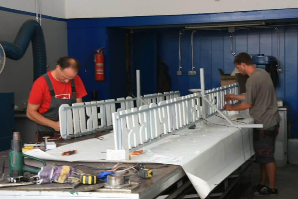 Plexiglass letters - Manufacturing process by Media Design