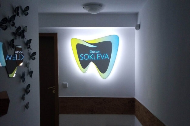 Нестандартна светеща табела от плексиглас