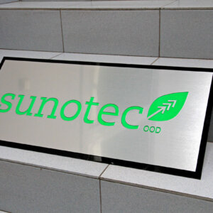 Интериорна табела за Sunotec Табела Sunotec от драна неръждаема ламарина и вградени букви