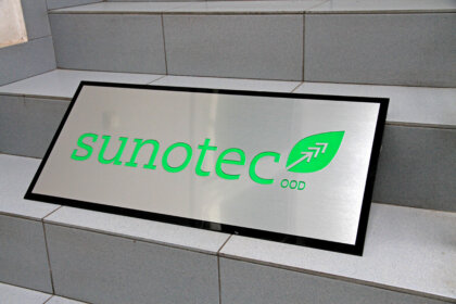 Табела Sunotec от драна неръждаема ламарина и вградени букви