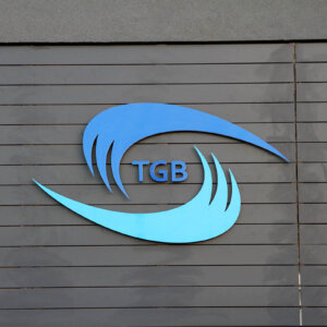 TGB лого от ПВЦ и самозалепващо фолио, монтирано с дистанционери - GV Logistics