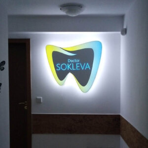 Нестандартна светеща табела от плексиглас Нестандарна светеща табела от плексиглас и фолио