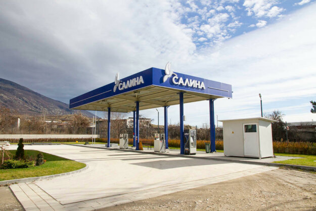 Illuminated acrylic channel letters and logo - gas station Salina Oil, Karlovo