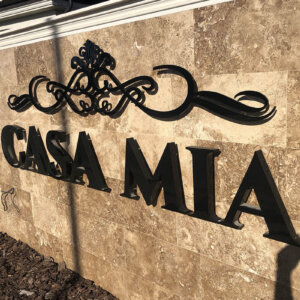 Обемни букви от плексиглас – Casa Mia, Пловдив Обемни букви от черен плексиглас с дистанционери - Casa Mia, Пловдив